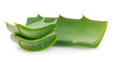 Beyaz arkaplanda taze aloe vera