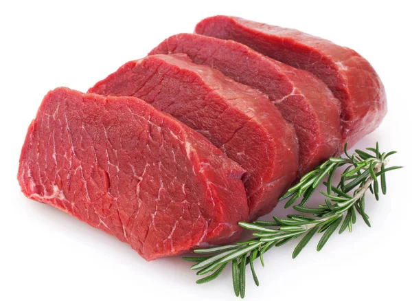 Rohes Rindfleisch auf weißem Hintergrund — Stockfoto