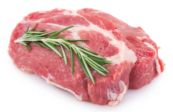 Rohes Schweinefleisch auf weißem Hintergrund. Frischfleisch. — Stockfoto