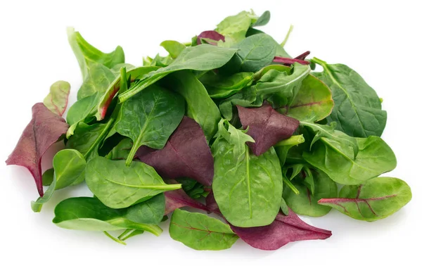 Verse gemengde salade op witte achtergrond — Stockfoto