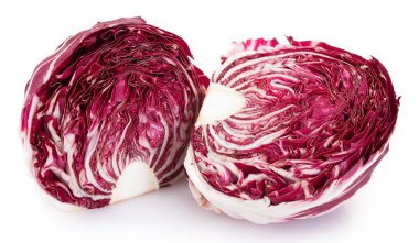 Beyaz arka planda taze radicchio. Kırmızı salata.