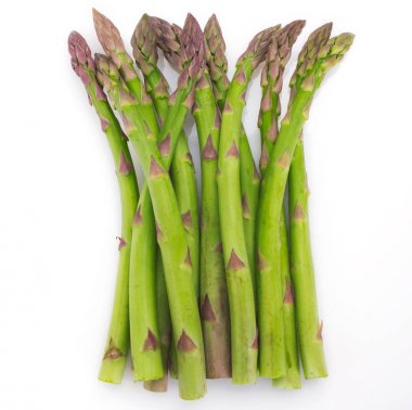 Beyaz arka planda taze kuşkonmaz