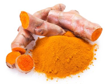 beyaz zemin üzerinde zerdeçal