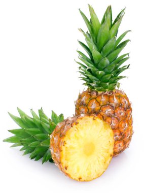 Beyaz arkaplanda taze ananas