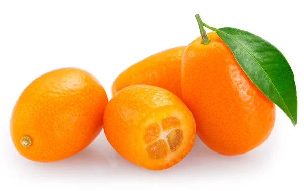 Kumquat fresco su sfondo bianco — Foto Stock