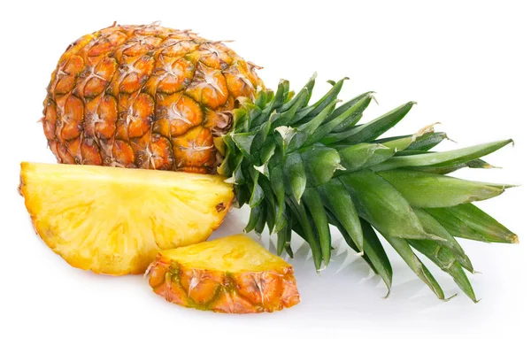 Beyaz arkaplanda taze ananas — Stok fotoğraf