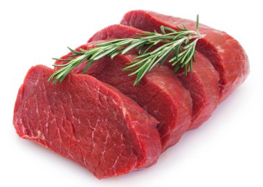 beyaz zemin üzerinde ham sığır eti