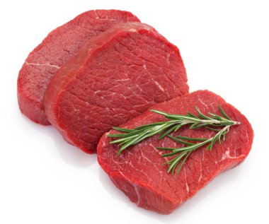 beyaz zemin üzerinde ham sığır eti