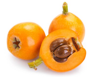 Beyaz arka planda loquat meyve