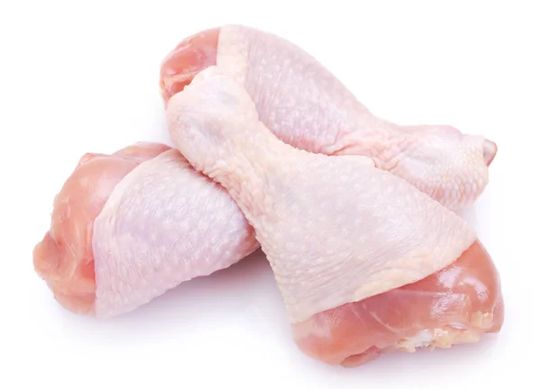 Pernas de frango cru no fundo branco — Fotografia de Stock