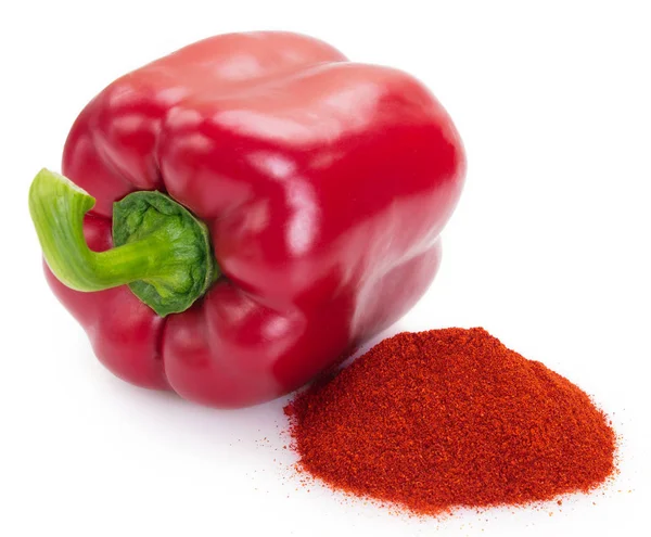 Haufen gemahlener Paprika mit Pfeffer auf weißem Hintergrund — Stockfoto