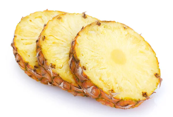 Свежий ананас на белом фоне — стоковое фото