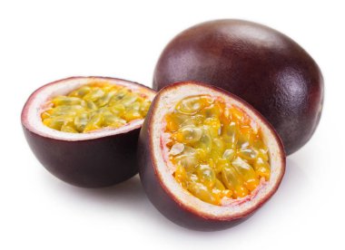 Beyaz arka plan üzerinde taze tutku meyve