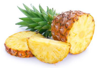 Beyaz arkaplanda taze ananas