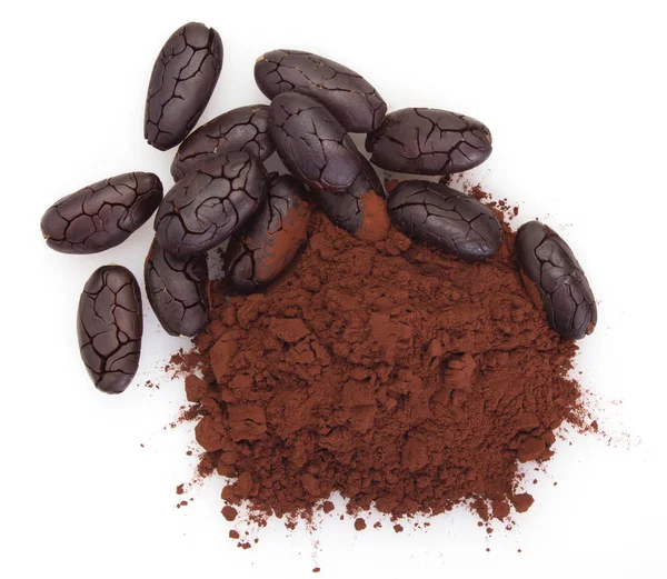 Beyaz arka planda toz ile kakao fasulyesi — Stok fotoğraf