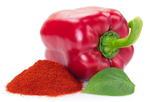 Haufen gemahlener Paprika mit Pfeffer auf weißem Hintergrund — Stockfoto