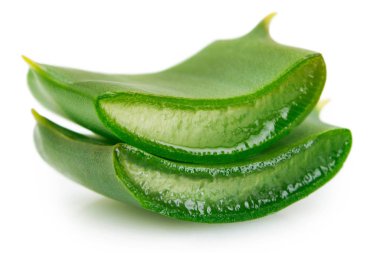 Beyaz arkaplanda taze aloe vera