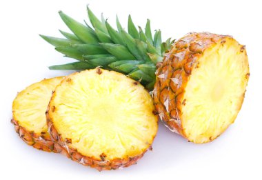 Beyaz arkaplanda taze ananas
