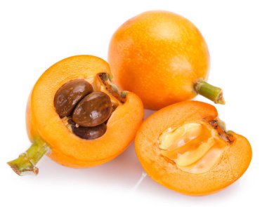 Beyaz arka planda loquat meyve