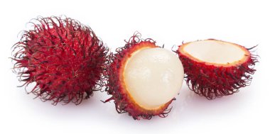 Beyaz arkaplanda taze rambutan
