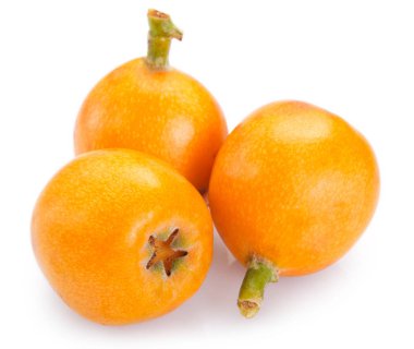 Beyaz arka planda loquat meyve