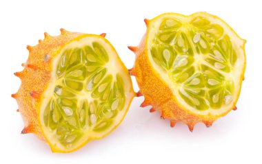 Beyaz arka planda boynuzlu kavun veya kiwano