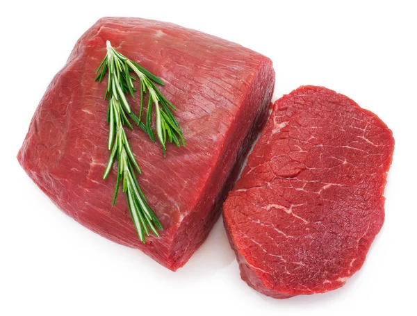 Rohes Rindfleisch auf weißem Hintergrund — Stockfoto