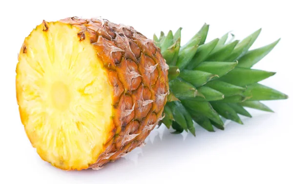 Frische Ananas auf weißem Hintergrund — Stockfoto