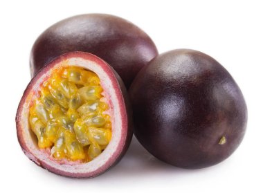 Beyaz arka plan üzerinde taze tutku meyve