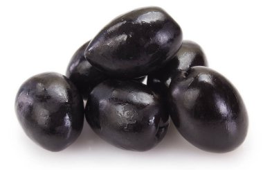 beyaz arkaplanda siyah zeytin