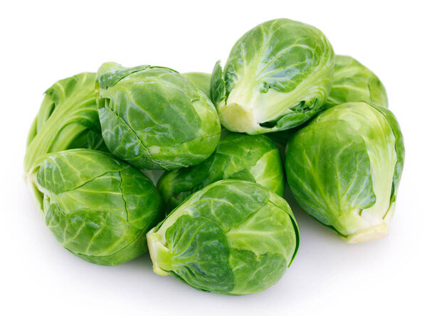 брюссельская капуста на белом фоне