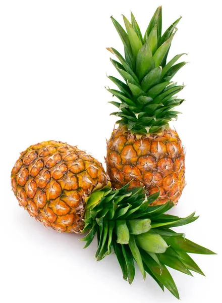Beyaz arkaplanda taze ananas — Stok fotoğraf