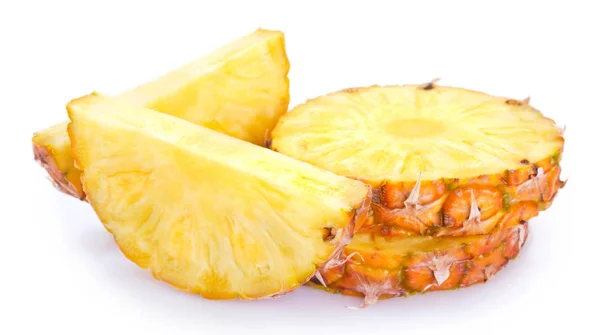 Beyaz arkaplanda taze ananas — Stok fotoğraf