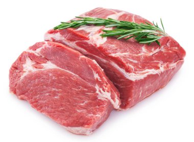 Beyaz arka planda çiğ domuz eti