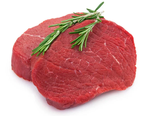 흰색 바탕에 익 지 않는 쇠고기 — 스톡 사진