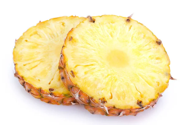 Beyaz arkaplanda taze ananas — Stok fotoğraf