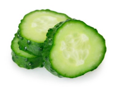 Beyaz arkaplanda taze salatalık