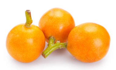 Beyaz arka planda loquat meyve