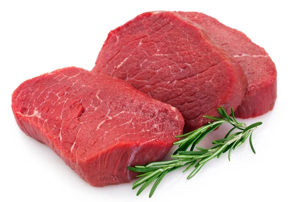 Rå nötkött på vit bakgrund — Stockfoto