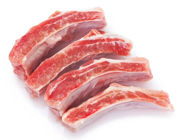 Costelas de porco cruas no fundo branco — Fotografia de Stock