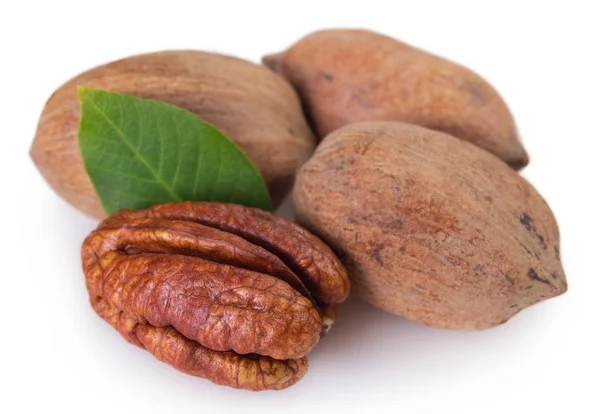 Pekanové ořechy na bílém pozadí — Stock fotografie