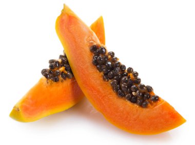 Beyaz arka planda taze papaya