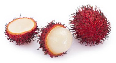 Beyaz arkaplanda taze rambutan