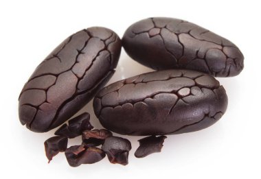 beyaz zemin üzerine kakao çekirdeği