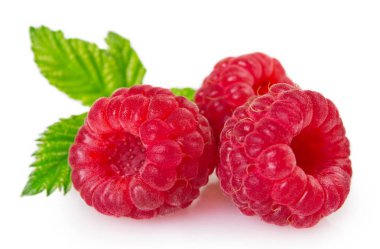 Beyaz arkaplanda taze ahududu