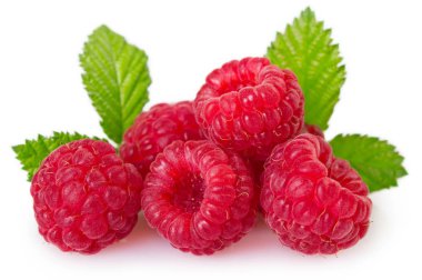 Beyaz arkaplanda taze ahududu