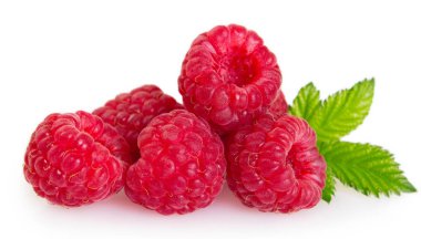 Beyaz arkaplanda taze ahududu