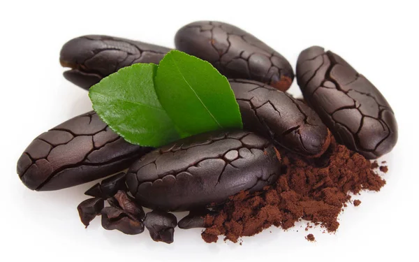 Chicco di cacao con polvere su sfondo bianco — Foto Stock