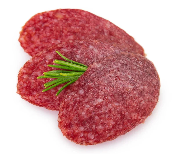 Salami rökt korv skivor på vit bakgrund — Stockfoto