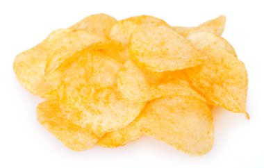 Beyaz arkaplanda patates cipsi